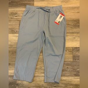 32 Degrees Light Blue Capri Pants. Size M